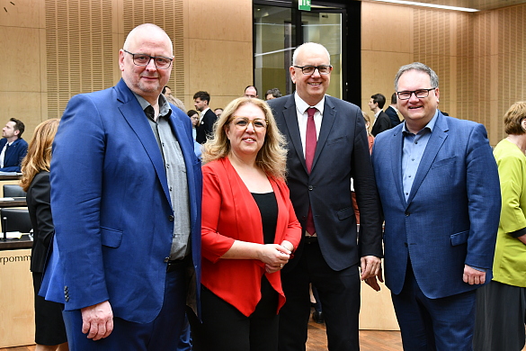 Auf dem Bild sind zu sehen: Staatsrat Dr. Joachim, Senatorin Ünsal, Präsident des Senats und Bürgermeister Dr. Bovenschulte, Bürgermeister Fecker