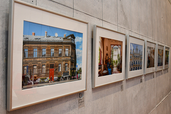 Blick auf Bilder der Ausstellung an der Wand der Landesvertretung Bremen.