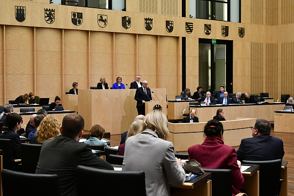 Blick auf das Rednerpult im Bundesrat. Bürgermeister und Präsident des Senats Dr. Bovenschulte hält eine Rede.