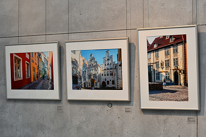 Blick auf Ausstellungsstücke, Bidler aus Riga, an der Wand der Landesvertretung Bremen.