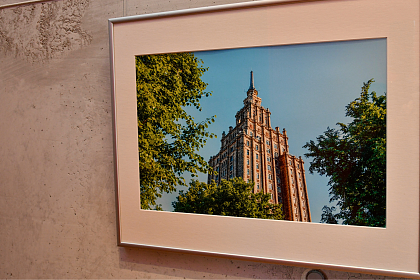 Blick auf ein Ausstellungsstück, ein Bild aus Riga, an der Wand der Landesvertretung Bremen.